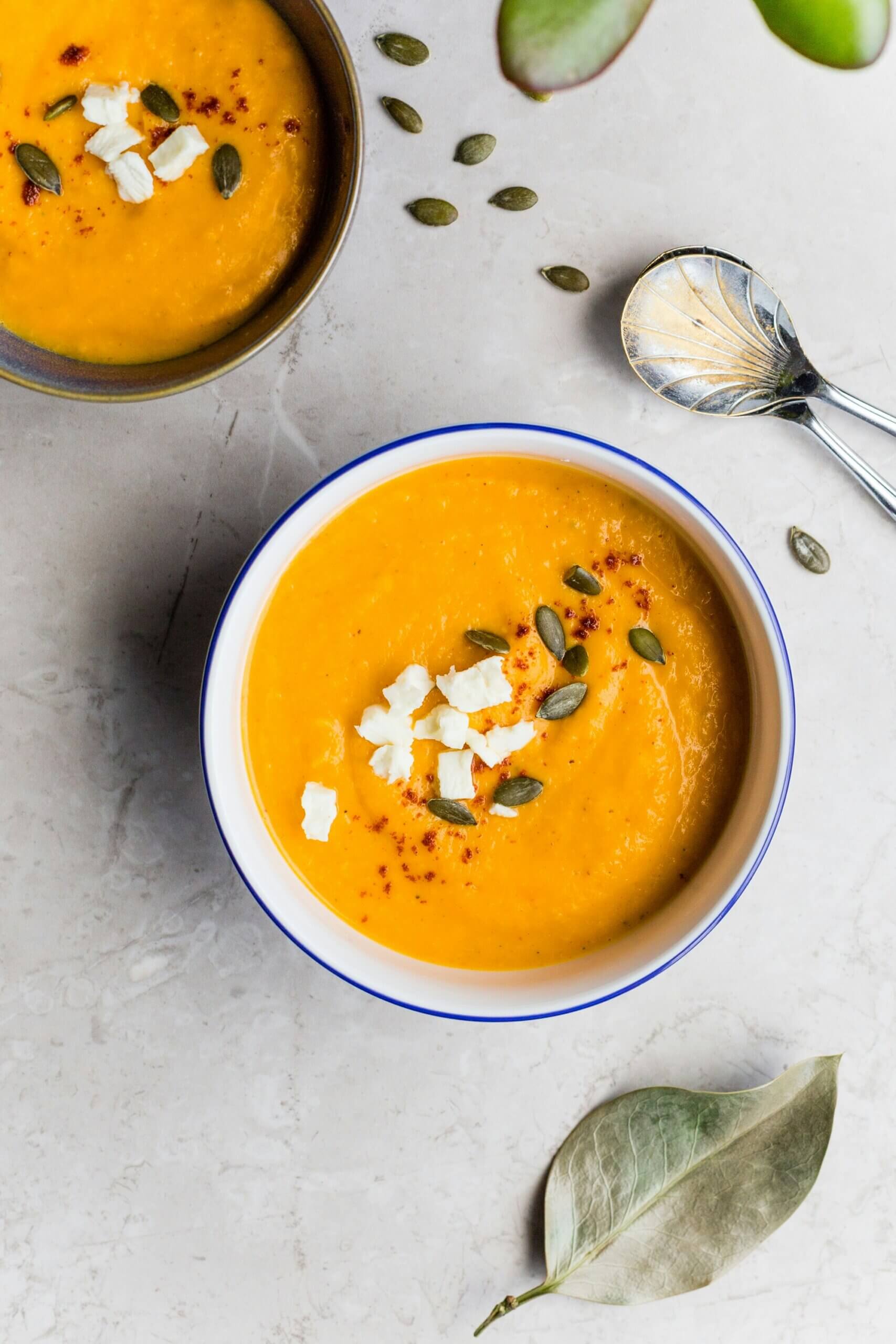 Kürbissuppe mit veganen Feta und Kürbiskernen als Topping.