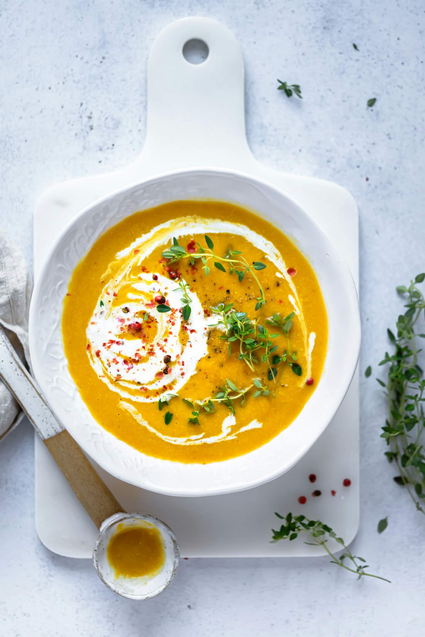 Kürbiscremesuppe mit veganer Crème fraiche und Kürbiskernen als Topping.