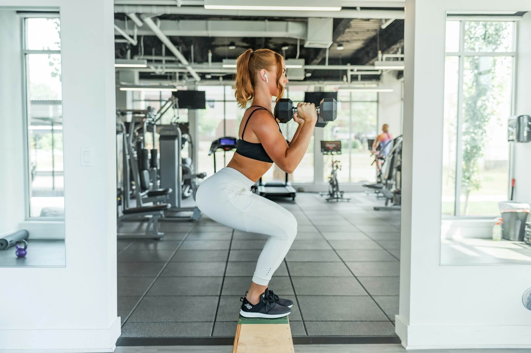 Frau im Gym beim Krafttraining.